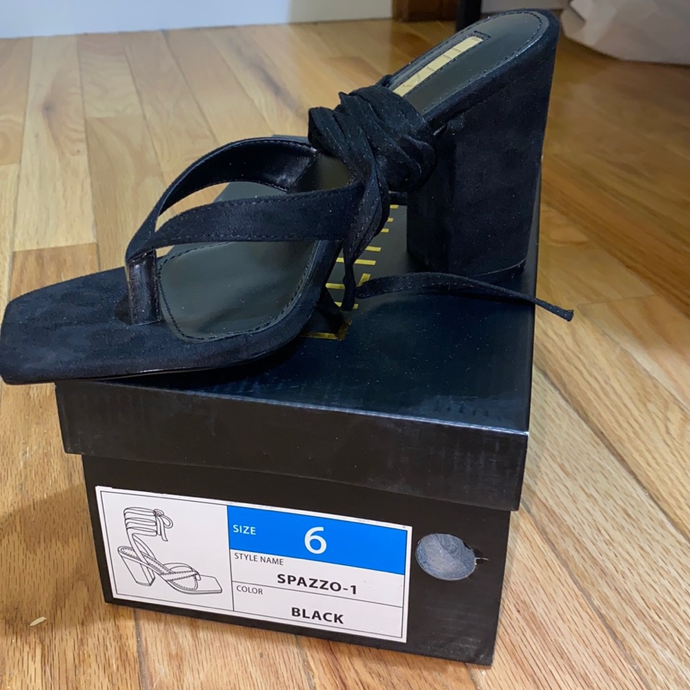 Black wrap shoe - size 6